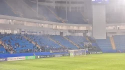 Laga Persiba Balikpapan melawan Kendal Tornado FC di Stadion Batakan dengan tribun biru yang sebagian besar kosong