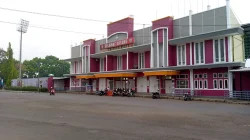 Gedung depan Stadion Galuh Ciamis bercat merah muda dan putih dengan tulisan Selamat Datang serta sepeda motor terparkir di halamannya
