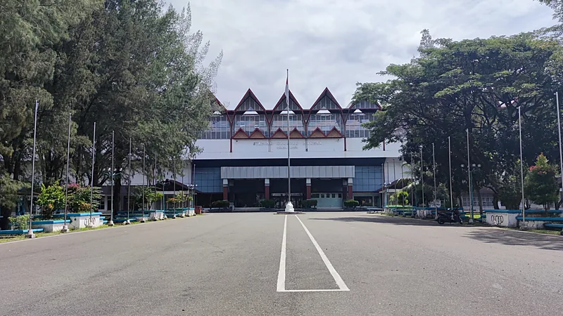 PSPS vs Persiraja, Laga Kandang Perdana Askar Bertuah di Championship Halaman depan Stadion Harapan Bangsa Banda Aceh dengan atap bergerigi dan deretan tiang bendera