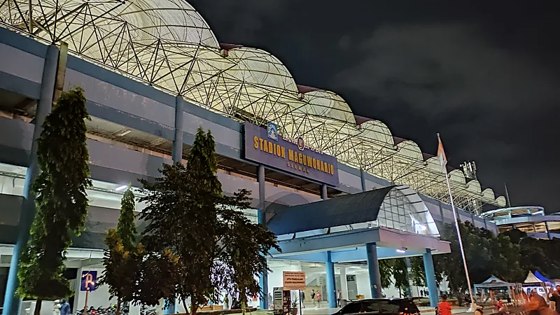 Pintu masuk Stadion Maguwoharjo Sleman dengan atap rangka baja diterangi lampu malam