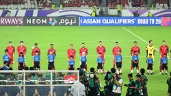 Pemain Timnas Indonesia berseragam merah berbaris bersama anak pendamping di lapangan Stadion Gelora Bung Karno, dengan papan Asian Qualifiers di belakang