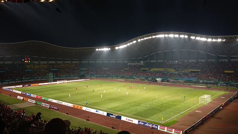 Semen Padang vs PSIS di Bekasi, IKM Siapkan Tiket Gratis Perantau Pertandingan malam di Stadion Patriot Candrabhaga dengan tribun dipenuhi penonton di bawah lampu stadion