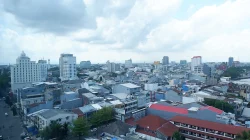 Pemandangan gedung-gedung Kota Makassar dari ketinggian pada siang hari berawan