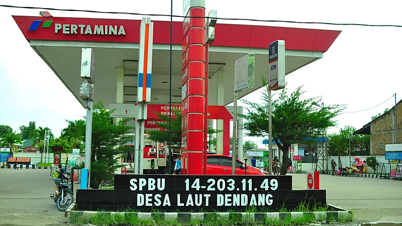 SPBU Pertamina bernomor 14-203.11.49 Desa Laut Dendang dengan kanopi merah dan tiang harga BBM