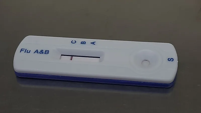 Kemenkes: 12 Kasus Super Flu Sulsel sampai Minggu ke-36 Alat uji cepat bertuliskan Flu A and B di atas permukaan abu-abu, memperlihatkan satu garis merah pada penanda kontrol