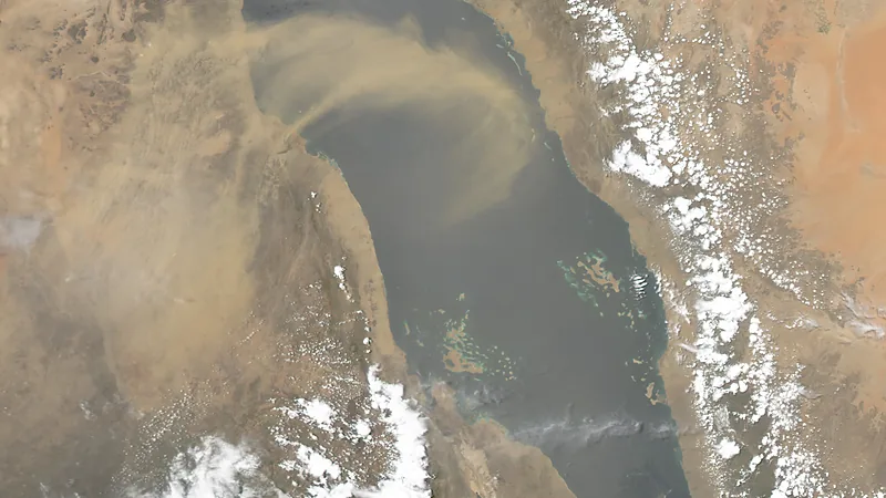 Kemlu: 74 WNI Masih Berada di Mokha Yaman yang Direbut Houthi Citra satelit Laut Merah berwarna gelap diapit gurun kecokelatan di kedua sisi, dengan gumpalan debu terbawa angin melintasi perairan