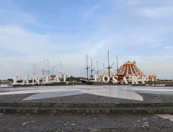 Pemkot Makassar Angkut 74 Kg Sampah di Mariso