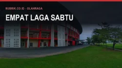 Sisi luar tribune Stadion Sultan Agung Bantul berwarna merah putih di bawah langit mendung, dengan teks judul "Empat Laga Sabtu" dan label Rubrik.co.id - Olahraga di bagian atas gambar