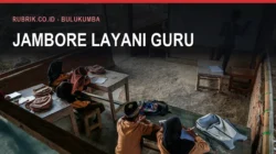 Beberapa murid berseragam cokelat belajar di ruang kelas sederhana berlantai tanah sementara seorang guru menulis di papan, dengan teks judul "Jambore Layani Guru" dan label Rubrik.co.id - Bulukumba di bagian atas gambar