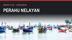 Puluhan perahu nelayan kayu berwarna-warni berlabuh berjajar di perairan dangkal dekat bibir pantai, dengan teks judul "Perahu Nelayan" dan label Rubrik.co.id - Lingkungan di bagian atas gambar