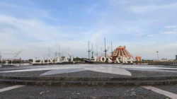 Suasana kota Makassar dengan bangunan dan aktivitas warga di sekitarnya