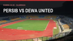 Bagian dalam Stadion Gelora Bandung Lautan Api yang kosong dengan lapangan hijau dikelilingi lintasan atletik merah dan kursi tribun berwarna-warni, dengan teks judul "Persib vs Dewa United" dan label Rubrik.co.id - Olahraga di bagian atas gambar