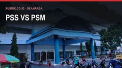 Bagian depan Stadion Maguwoharjo bercat biru dengan orang-orang duduk bersantai di pelataran dan deretan sepeda motor terparkir, dengan teks judul "PSS vs PSM" dan label Rubrik.co.id - Olahraga di bagian atas gambar