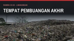 Hamparan sampah menggunung memenuhi lahan terbuka sampai ke kejauhan, dengan beberapa pohon kering dan atap seng di tepinya, serta teks judul "Tempat Pembuangan Akhir" dan label Rubrik.co.id - Lingkungan di bagian atas gambar